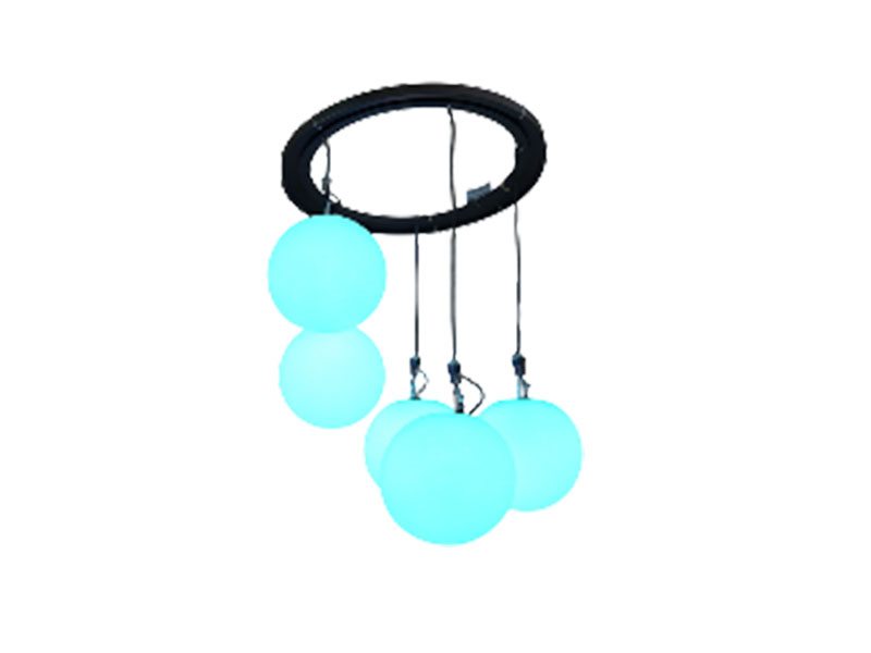 Подвижный потолок из светящихся шаров на лебедках