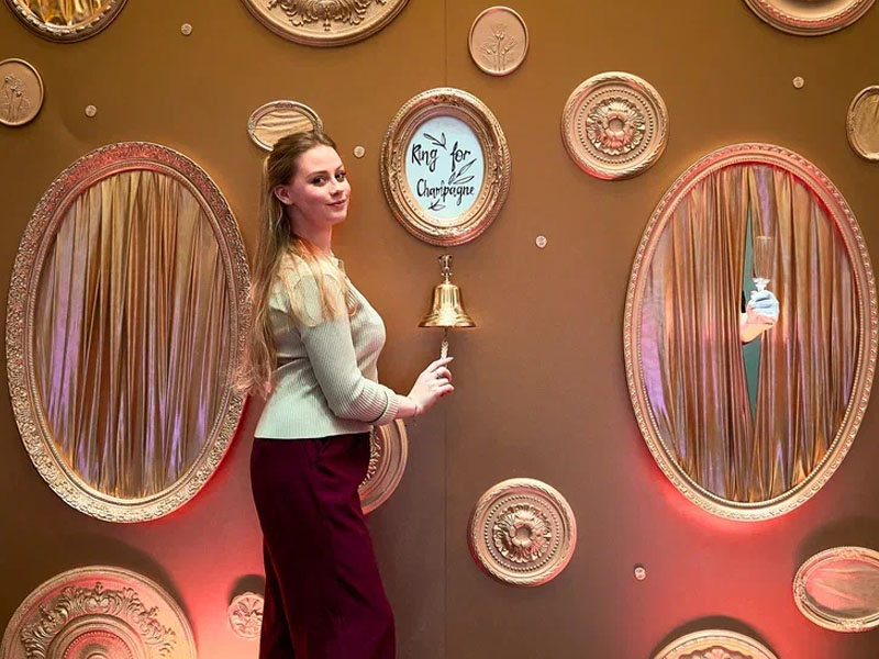 Руки с шампанским Борокко