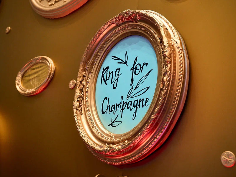 Руки с шампанским Борокко