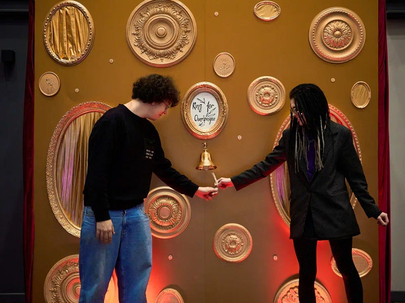 Руки с шампанским Борокко