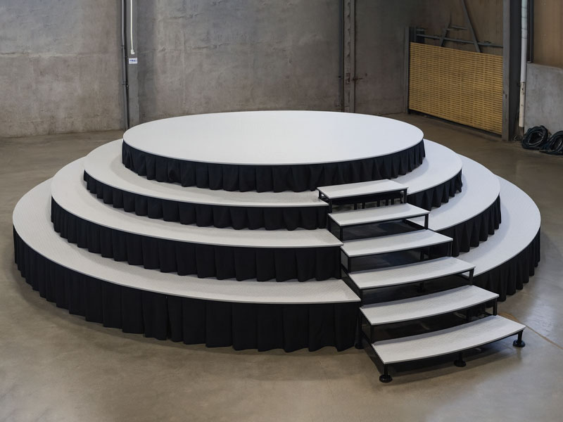 Сцена в форме торта