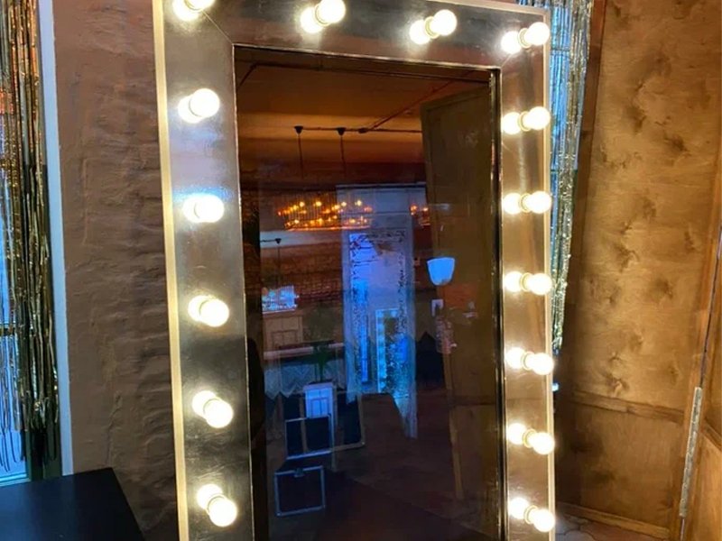 Селфи зеркало с лампами