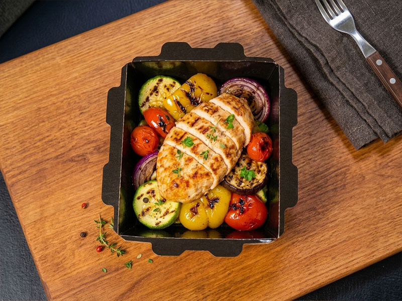 Стейк из курицы с овощами гриль и соусом 