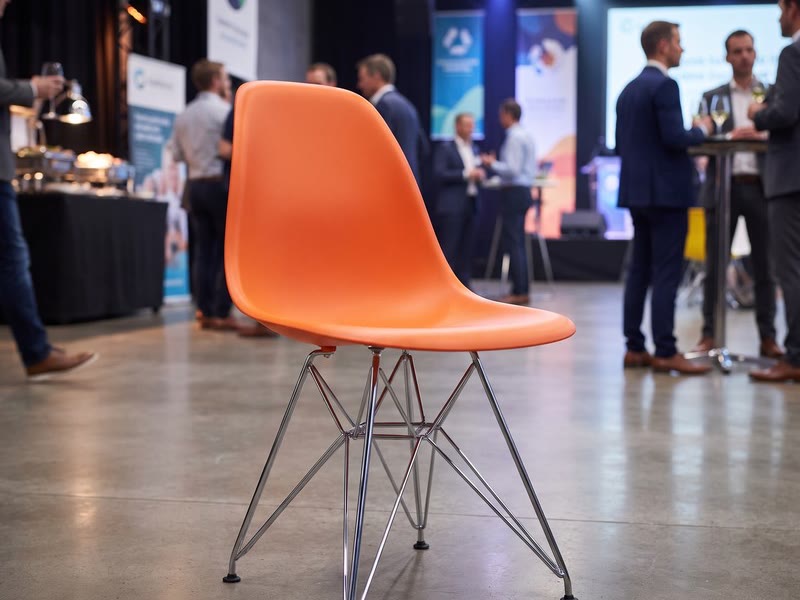 Стул Eames оранжевый металл — вид 2