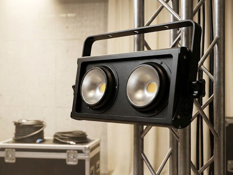 Светодиодный блайндер COB LED Blinder-W 2x100W