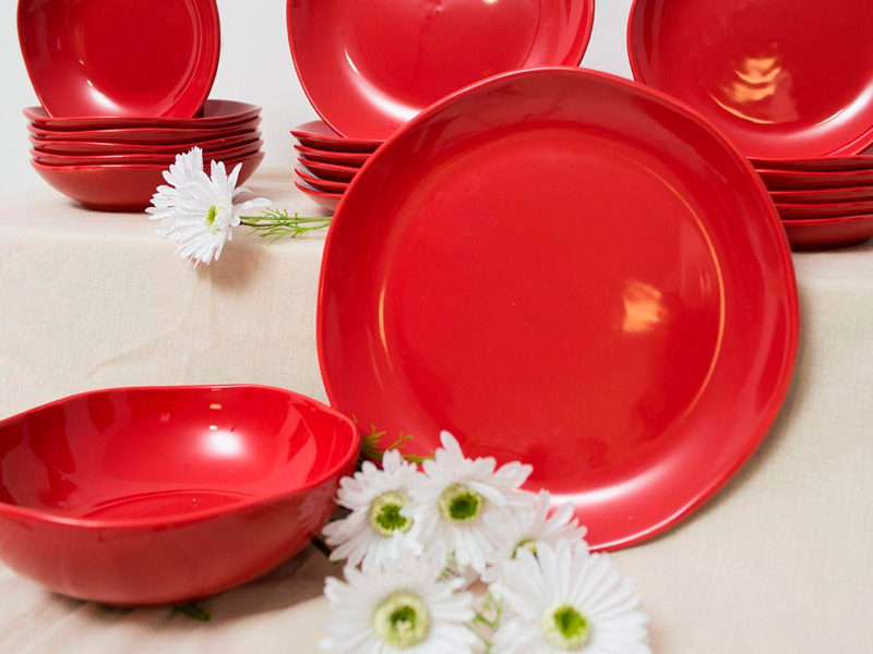 Тарелки красного цвета. Посуда красного цвета. Красная керамическая посуда. Красная керамическая тарелка. Тарелки красные керамика.