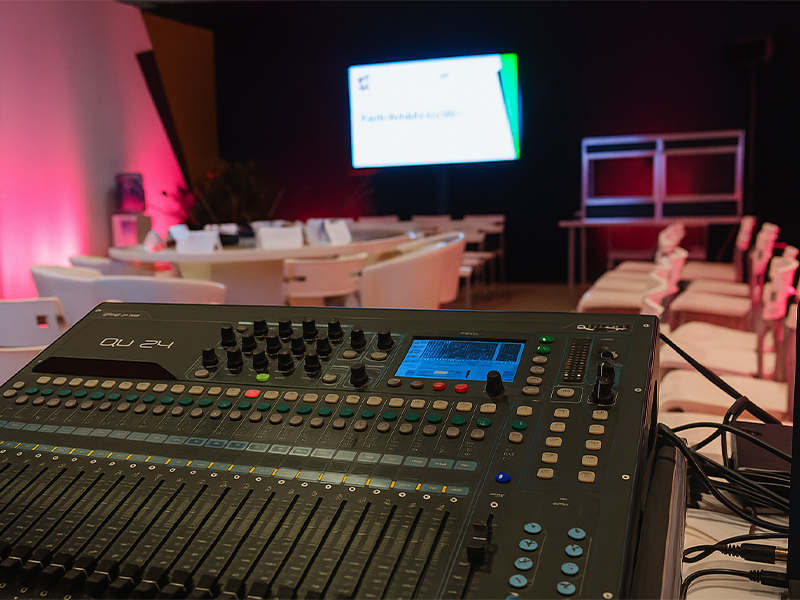 Цифровой микшерный пульт Allen&Heath-QU-24