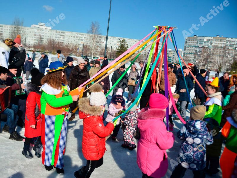 Карусель на масленицу своими руками. Масленица Набережные Челны. Площадь Азатлык Набережные Челны Масленица. Карусель на Масленицу. Карусель из ленточек на Масленицу.