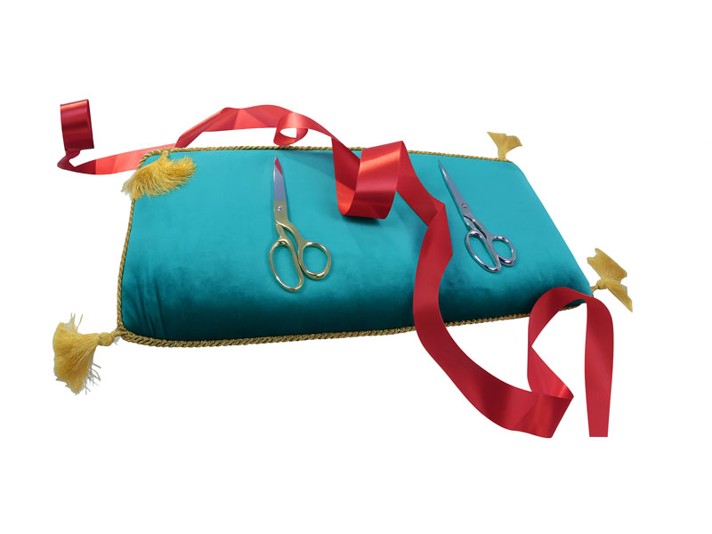 Зеленая подушка-поднос для презентационных ножниц